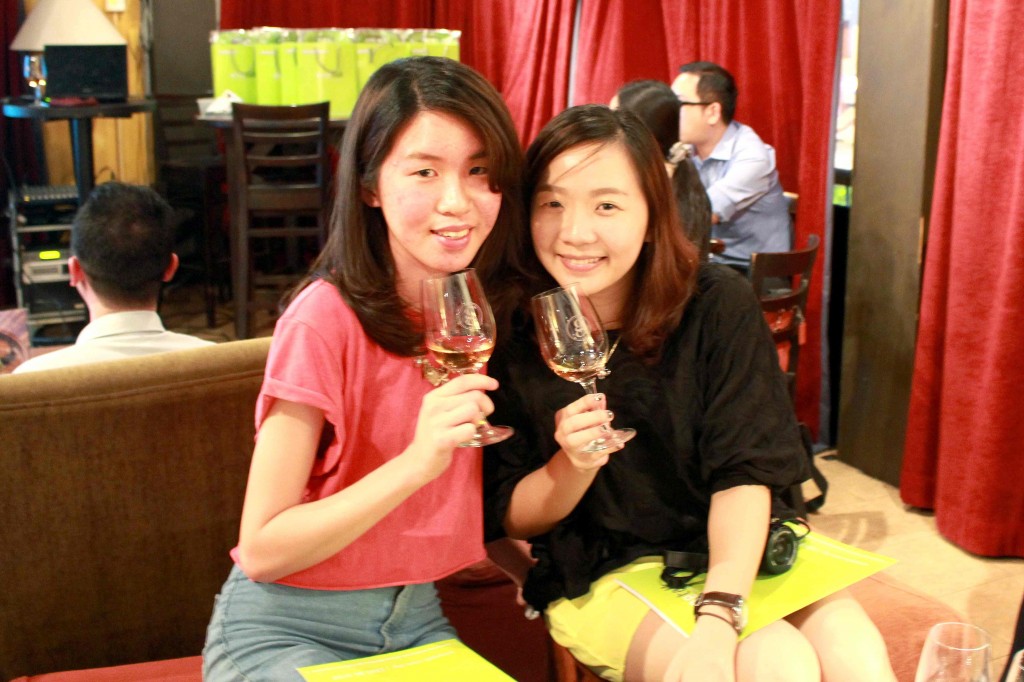 Wine_Talk_blogger_event_ladies_holding_wine_glass