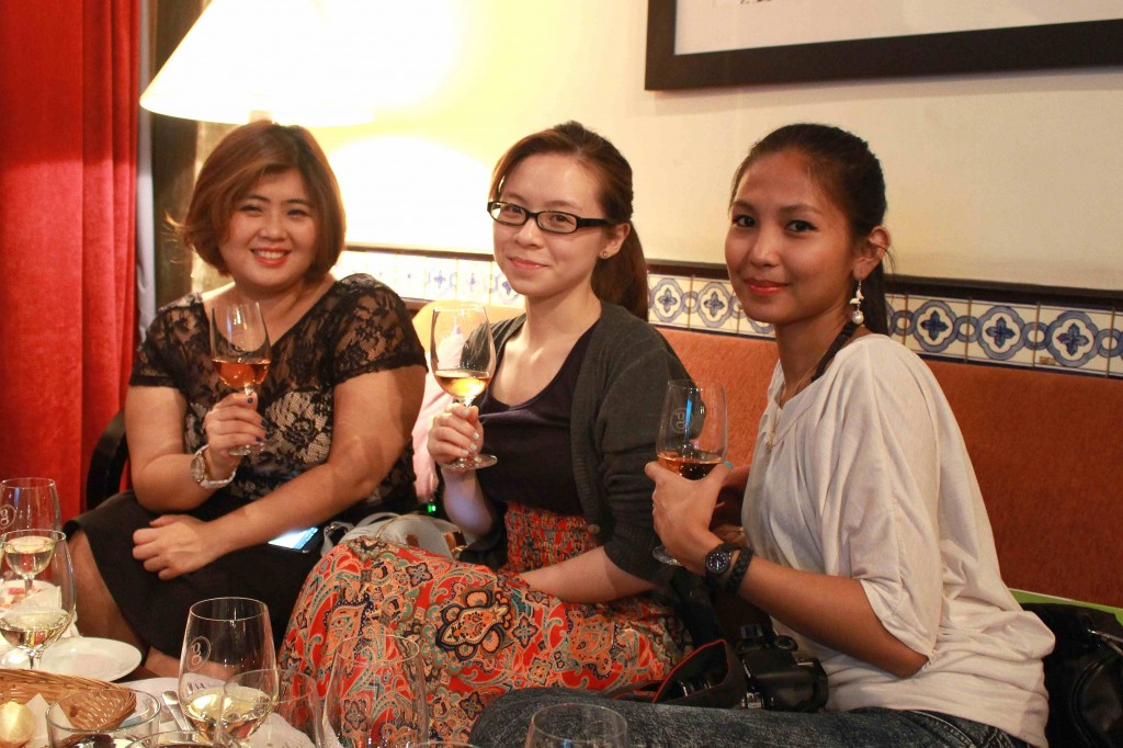 Wine_Talk_blogger_event_ladies_with_wine