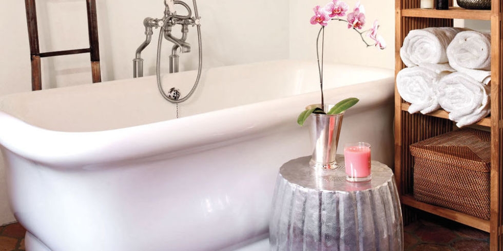 photo credit from elledecor.com small bathroom