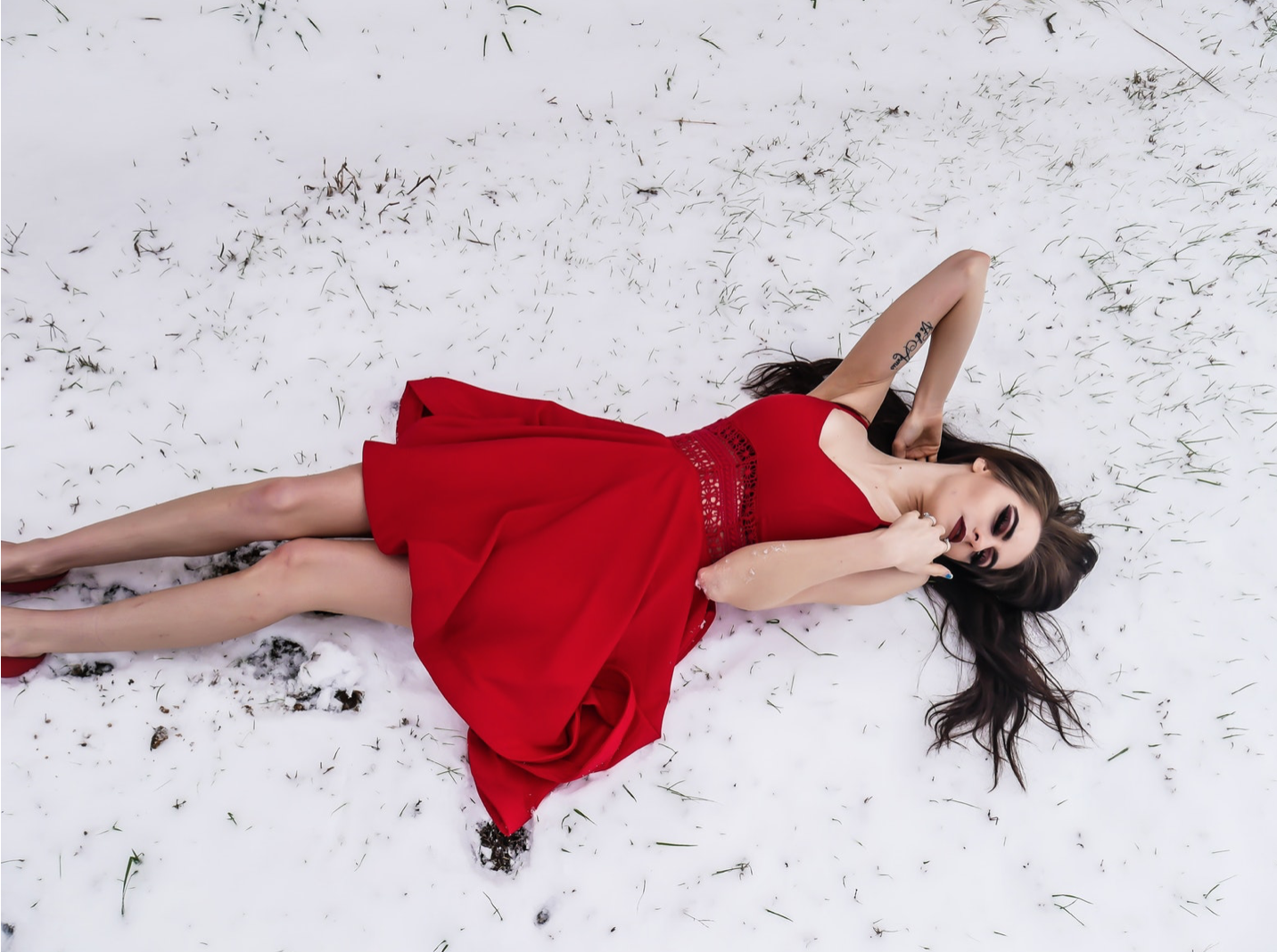 UPDATED: Selena Gomez Red Dress AMA's 2016 | Makeup looks for red dress, Red  dress makeup, Selena gomez red dress
