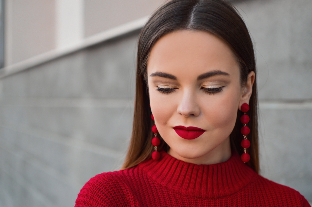 Stunning Makeup Ideas to Try With a Red Dresss