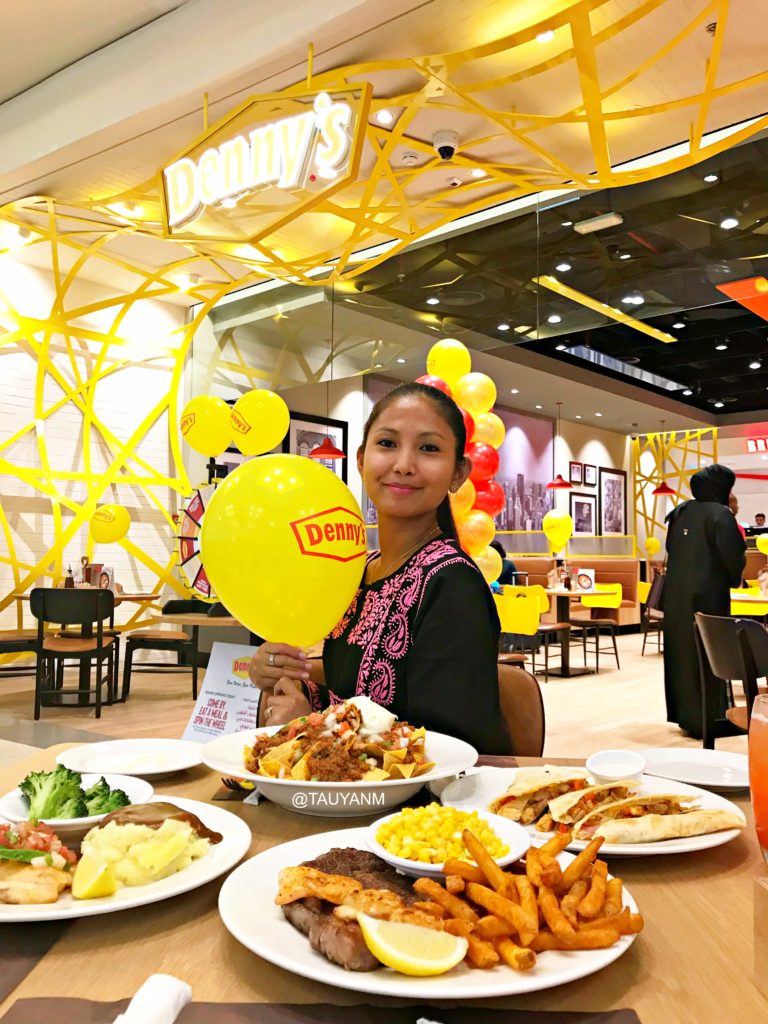 denny's dubai, denny's diner, denny's grand opening, dubai blogger, food blogger, tauyanm, jane fashion travel, girl holding a balloon, restaurant opening