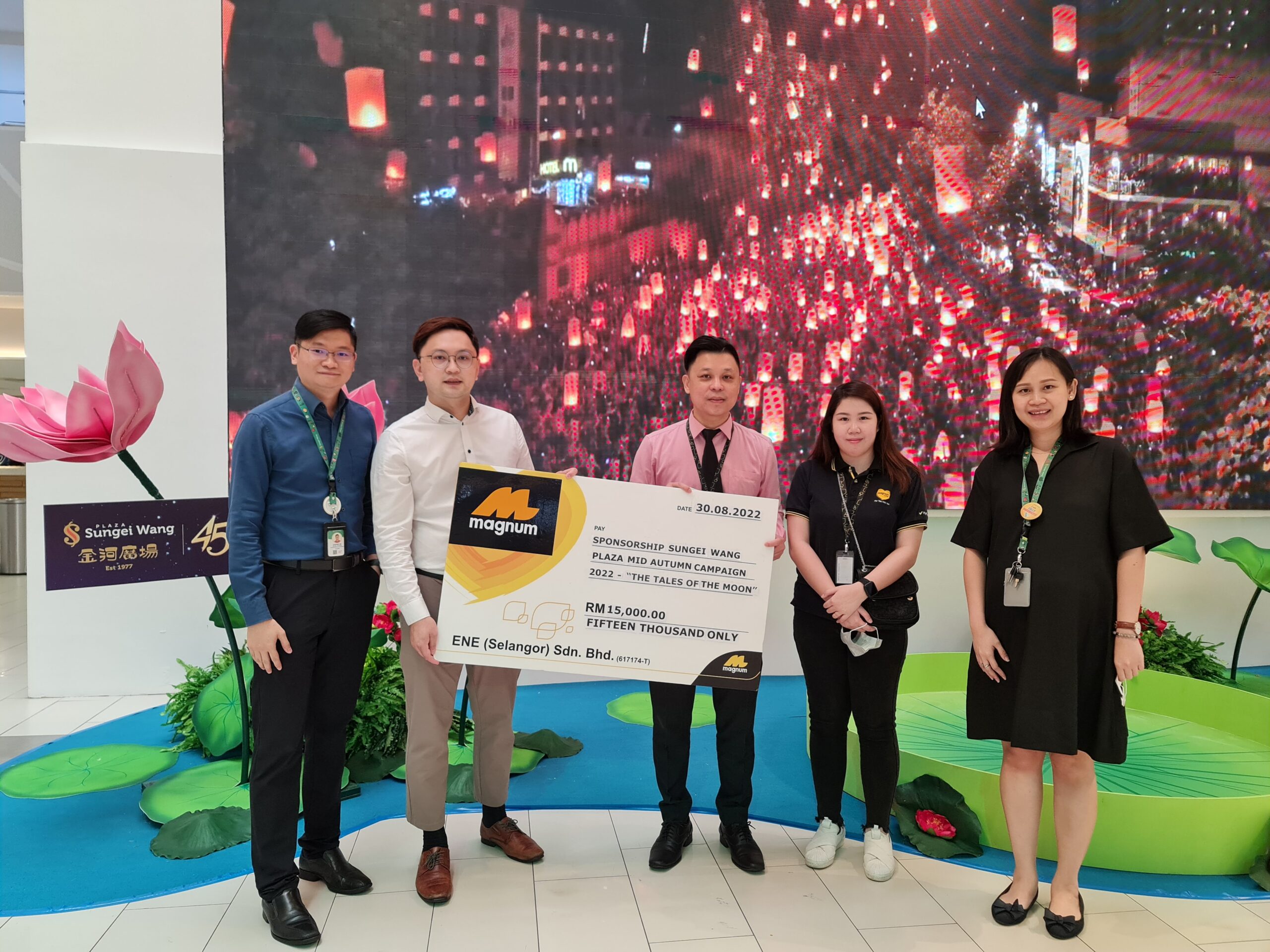 “Magnum Sponsorship for Sungei Wang Plaza Mid-Autumn The Tales Of The Moon”, from left to right are: Stephen Ho, Joseph Teo, Lim See Chin, Cheryl Pat, Serena Tan. Their job titles as below: Stephen Ho –Marketing Communications & Innovation Manager (Sungei Wang Plaza) Joseph Teo – Centre Manager (Sungei Wang Plaza) Lim See Chin – Regional Operations Manager, Magnum Selangor/East Coast Cheryl Pat – Assistant, Magnum CSR Department Serena Tan – Head of Leasing and Tenancy Management (Sungei Wang Plaza, malaysia blogger,
